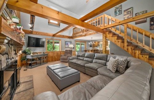Logan Cabin | Avalon Villa-Panoramic Lake Views-Hot Tub-Game Room-Kayaks-Canoes-Bikes-Play Grd