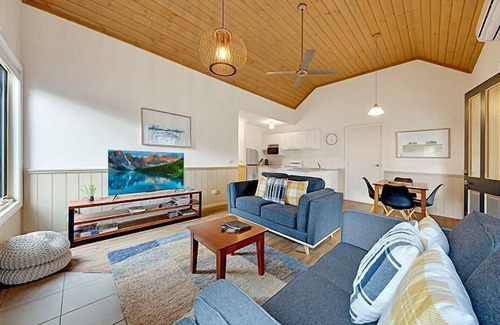Bright Apartment | AVC - Maple Cottage, Bright