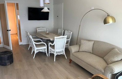 Vina del Mar Apartment | Avenida Perú facing the sea, remodeled with parking, for 8 people.n
