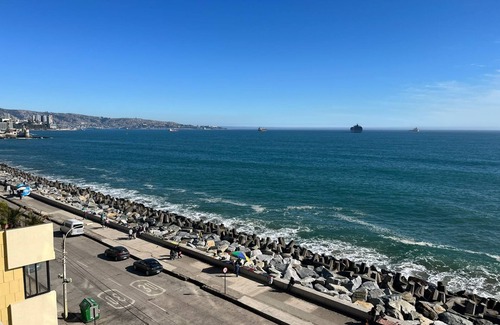 Vina del Mar Apartment | Avenida Perú facing the sea, remodeled with parking, for 8 people.n
