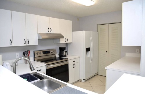 Aventura Apartment | Aventura | Pool Gym | Balcony | 7min Aventura Mall