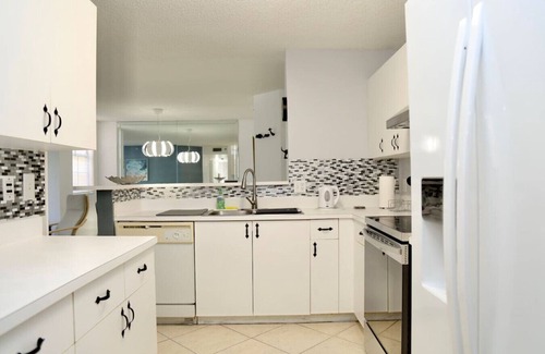 Aventura Apartment | Aventura | Pool Gym | Balcony | 7min Aventura Mall