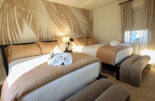 Vilano Beach Hotel | Aviles Double Full- 5 min walk to beach!