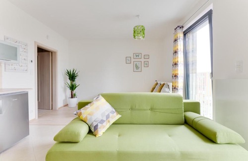 Prague 3 Apartment | AVOKADO apt.,2 min tram station,FREE GARAGE PARKING