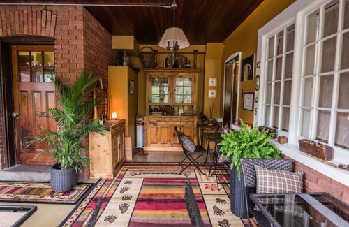 Stratford Bed & Breakfast | Avonview Manor- Experience Gracious Service with Style - Wickie's Aye Light