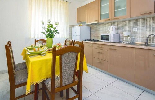 Dugi Rat Apartment | Awesome apartment in Mali Rat