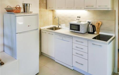 Utjeha Apartment | Awesome Apartment In Utjeha With Wifi