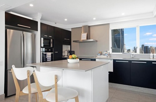 Surfers Paradise Apartment | Awesome beach and river views 3 bedrooms adobe