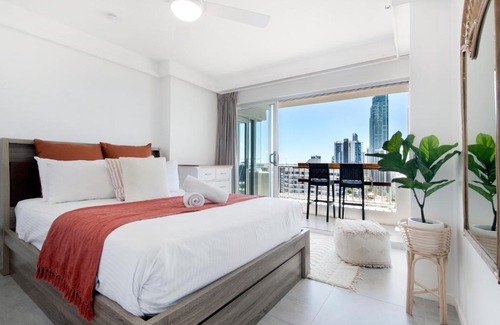 Surfers Paradise Apartment | Awesome beach and river views 3 bedrooms adobe
