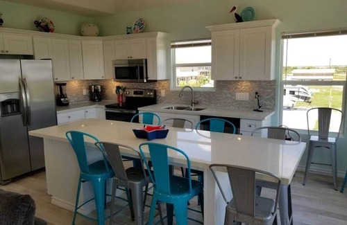 Crystal Beach House | Awesome Deck, fenced yard! Pet & kid friendly!