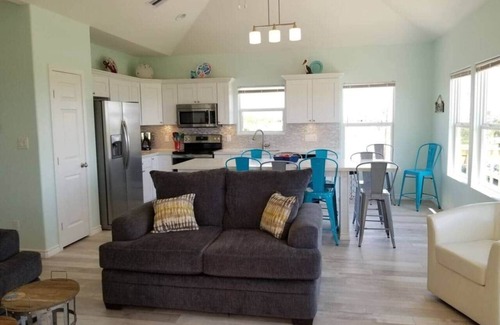 Crystal Beach House | Awesome Deck, fenced yard! Pet & kid friendly!