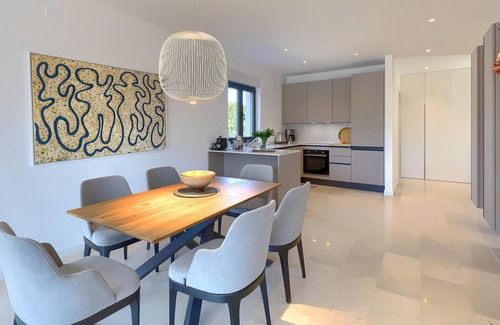 Basanija House | Awesome home in Basanija with kitchen