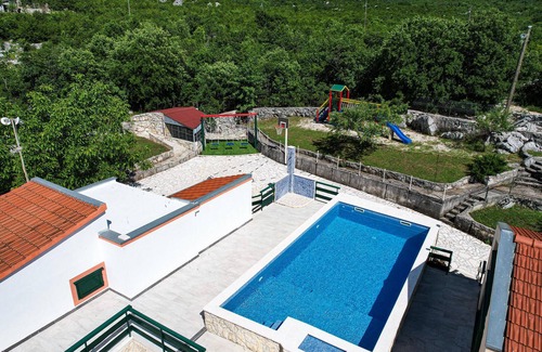 Kotlenice House | Awesome home in Dugopolje with WiFi