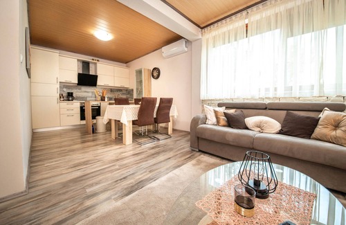 Lisicici House | Awesome home in Lisicic with WiFi