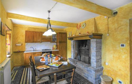 Montefegatesi House | Awesome Home In Montefegatesi With Wifi