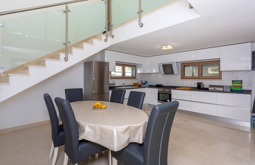 Njivice House | Awesome home in Njivice