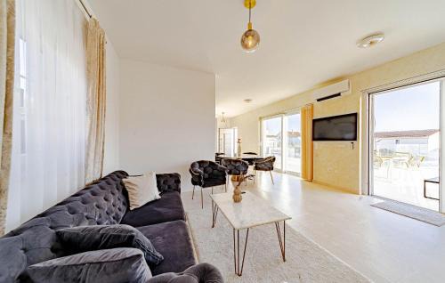 Stankovici House | Awesome Home In Stankovic With Wifi