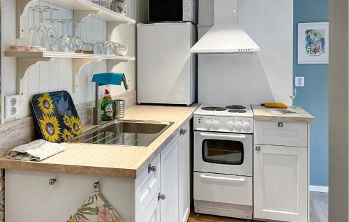 Peru-Lidhem House | Awesome Home In Västervik With Kitchen