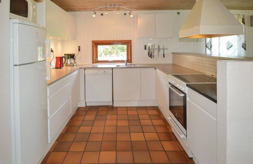 Bøtø By House | Awesome home in Væggerløse with sauna