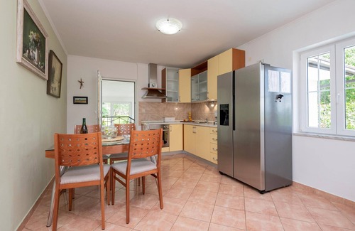 Imotski House | Awesome home in Vinjani Donji