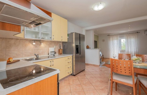 Imotski House | Awesome home in Vinjani Donji