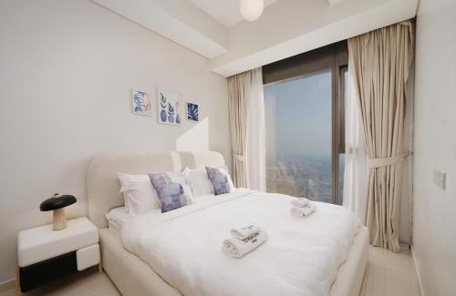 Sheikh Zayed Road Apartment | Aykon Luxury Sky Collection Suites with Sea View by HSHOME