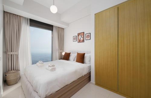 Sheikh Zayed Road Apartment | Aykon Luxury Sky Collection Suites with Sea View by HSHOME