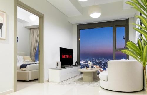 Sheikh Zayed Road Apartment | Aykon Luxury Sky Collection Suites with Sea View by HSHOME