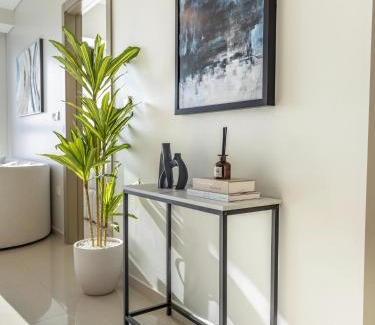 Sheikh Zayed Road Apartment | Aykon Luxury Sky Collection Suites with Sea View by HSHOME