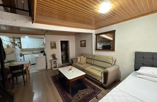 Ayvalik City Center House | Ayvalıgın tarihi rum evi 2 katlı (YENİLENDİK)