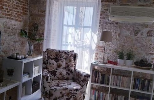 Ayvalik City Center House | Ayvalık merkezde eski taş rumevi