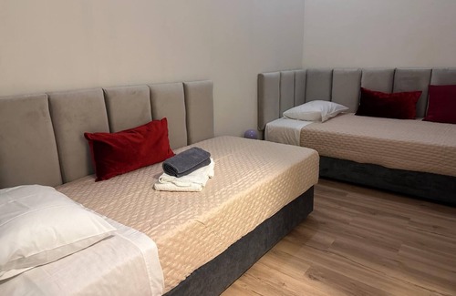 Ponta Delgada Cabin | Azor International Hostel - Q5