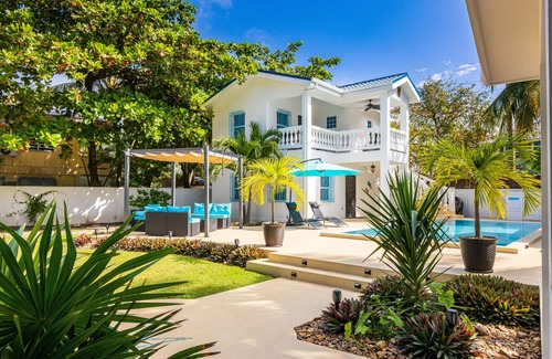 San Pedro House | AZUL VISTA VILLAS a private tropical estate with a fabulous pool for 12+ people!