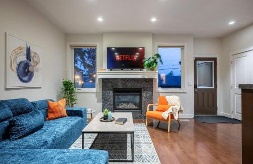 Richmond House | Azure Glow Retreat Central Calgary Sleeps 9