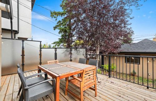 Richmond House | Azure Glow Retreat Central Calgary Sleeps 9
