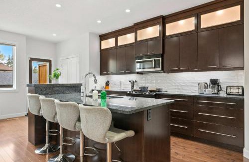 Richmond House | Azure Glow Retreat Central Calgary Sleeps 9