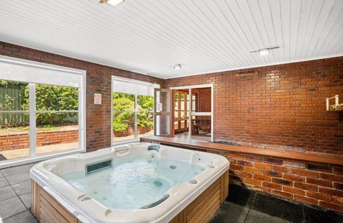 Clifton Springs House | Azure Majesty - Clifton's Grand Waterfront Haven
