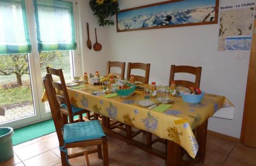 Bruson Bed & Breakfast | B&B Les Acacias