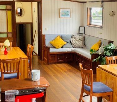 's-Molenaarsbuurt Boat Rental | B&Boatel Alibii