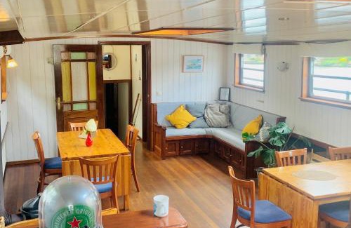 's-Molenaarsbuurt Boat Rental | B&Boatel Alibii