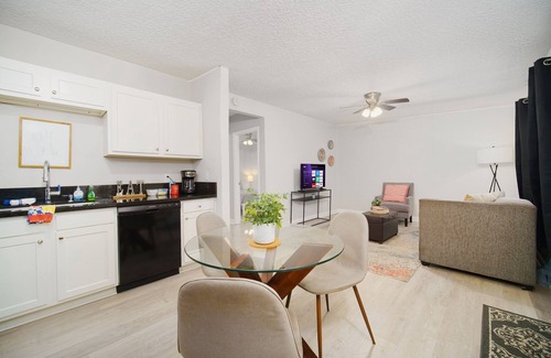 Oak Haven Apartment | ~[B] River Bank Repose Sleeps 6 Private Units~