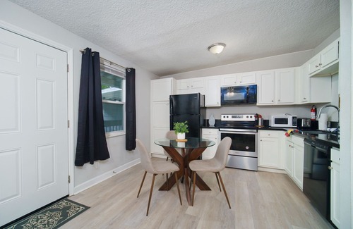 Oak Haven Apartment | ~[B] River Bank Repose Sleeps 6 Private Units~