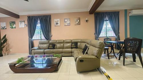 Central District House | B04 Homestay in JB Town Party House 30PAX 6R6B