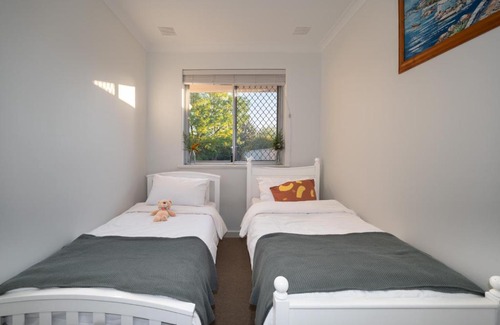 Ascot House | B1 AirportHaven - Free Parking & Modern Comfort
