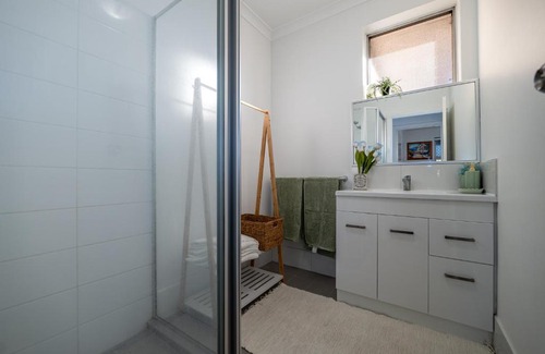 Ascot House | B1 AirportHaven - Free Parking & Modern Comfort