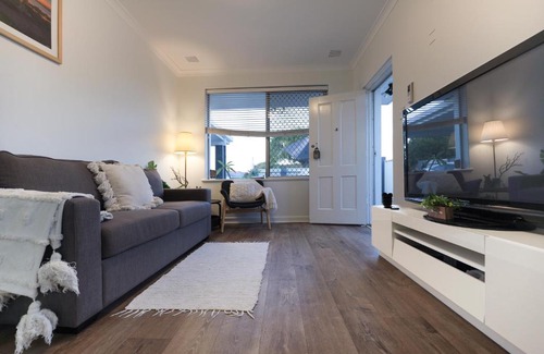 Ascot House | B1 AirportHaven - Free Parking & Modern Comfort