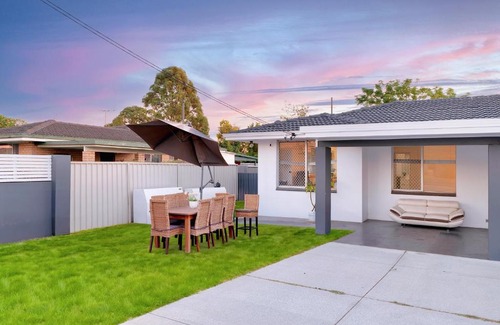 Ascot House | B1 AirportHaven - Free Parking & Modern Comfort