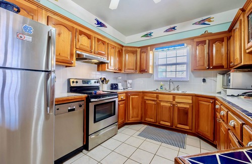 San Pedro Condo | B1 Beachside with pool, porch, kayaks, bikes & more!