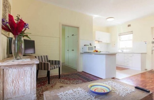 Crawley Apartment | B5 Crawley/Nedlands Apartment 1 BRM + Sleepout - 2min walk to UWA