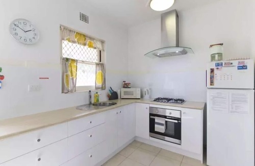 Crawley Apartment | B9 Walk to UWA close to SCGH & CBD